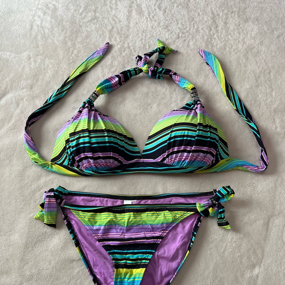 Baku bikini with molded cups. Pretty multicoloured stripes.